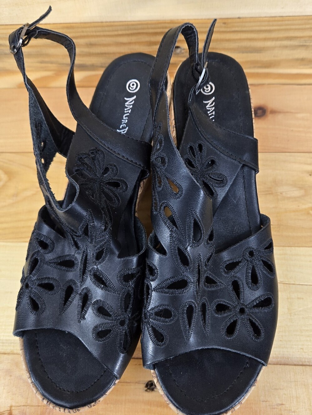 Nature Breeze Women’s Black Wedge Flower Pattern Shoes size 9 NWOT Nature breeze - Picture 2 of 9